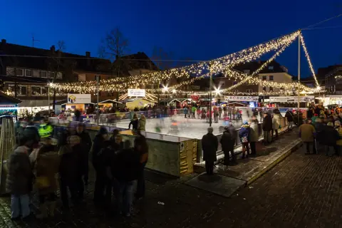 Puzzle Marché de Noël et patinoire