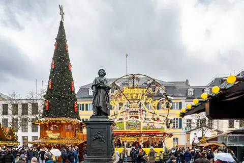 Puzzle Grand sapin de Noël sur la place