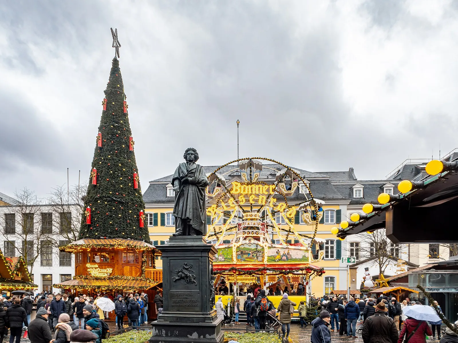 Puzzle du jour : Grand sapin de Noël sur la place